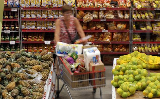 Mulher faz compras em supermercado de São Paulo