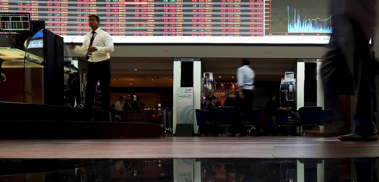 Ibovespa acentua a queda enquanto o dólar sobe .