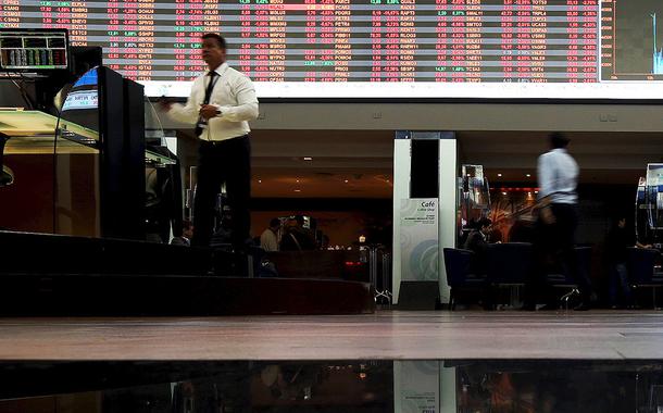 Ibovespa acentua a queda enquanto o dólar sobe .
