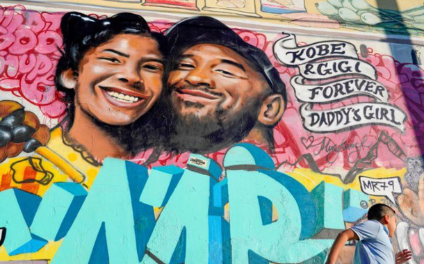 Mural pintado em homenagem a Kobe Bryant e a filha Gianna