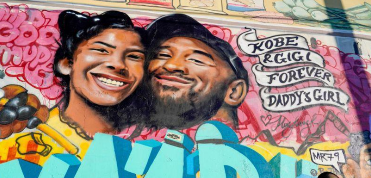Mural pintado em homenagem a Kobe Bryant e a filha Gianna