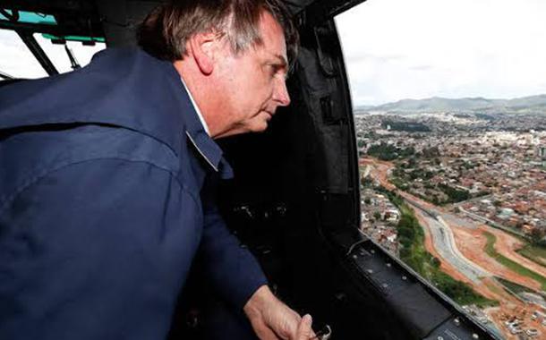 Bolsonaro sobrevoa o estado de Minas Gerais, afetado por fortes chuvas.