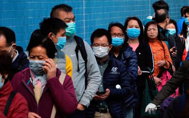 Chineses se protegem com máscaras do coronavírus