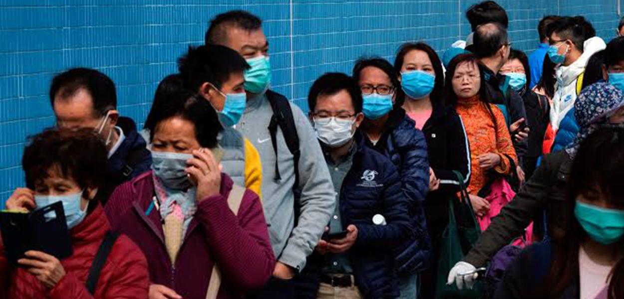 Chineses se protegem com máscaras do coronavírus