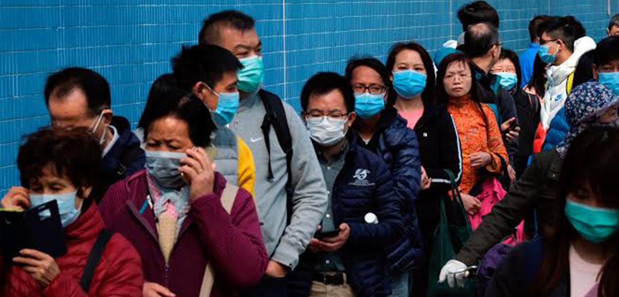 Chineses se protegem com máscaras do coronavírus