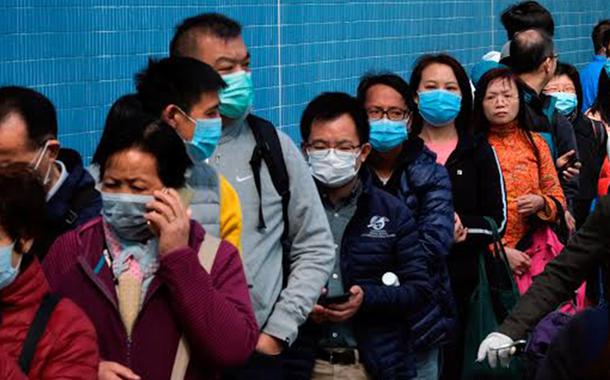 Chineses se protegem com máscaras do coronavírus
