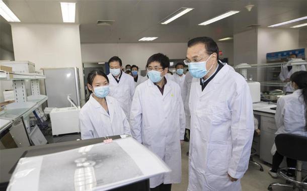 O primeiro-ministro chinês durante inspeção de instituição para o combate à epidemia de coronavírus