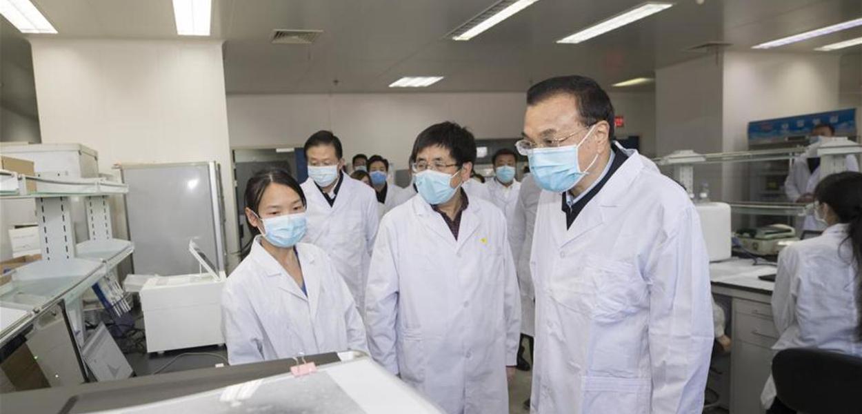 O primeiro-ministro chinês durante inspeção de instituição para o combate à epidemia de coronavírus