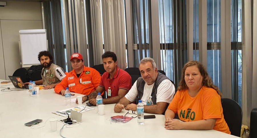 Petroleiros ocupam sede da Petrobrás, no Rio