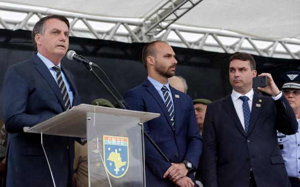 Bolsonaro e filhos, Eduardo e Flávio, durante evento em SP