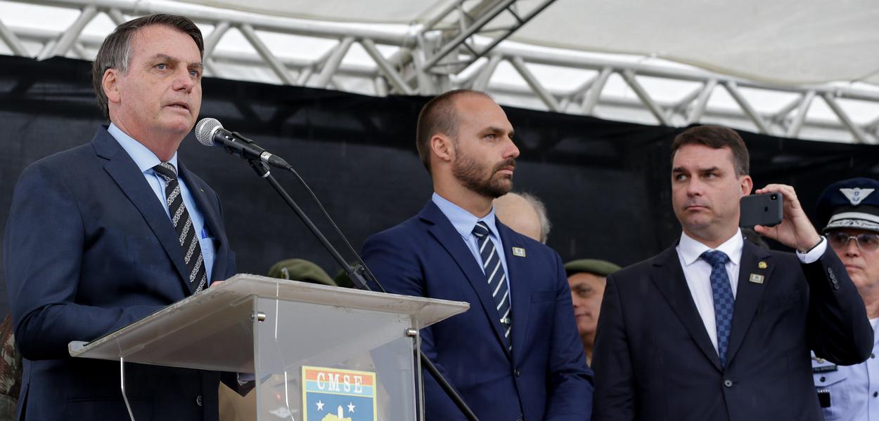 Bolsonaro e filhos, Eduardo e Flávio, durante evento em SP