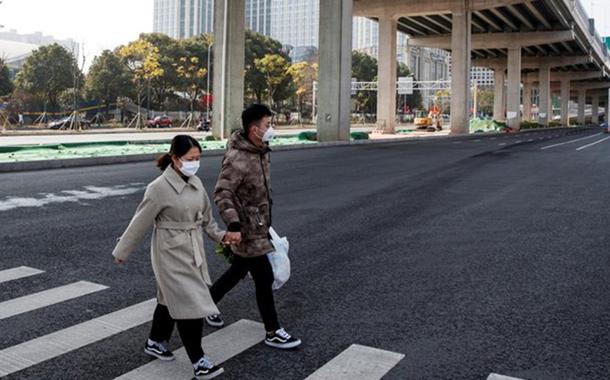 Chineses se protegem do coronavírus