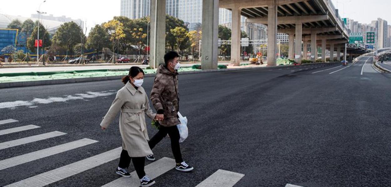 Chineses se protegem do coronavírus