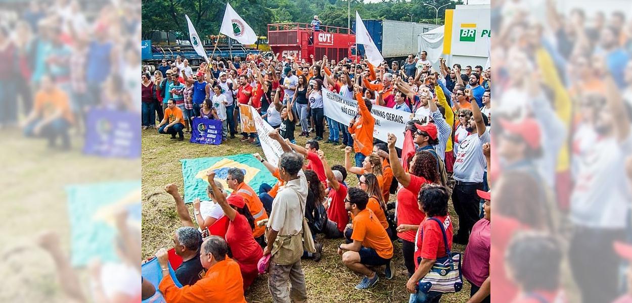 Em frente à Refinaria Gabriel Passos (Regap), em Betim (MG), petroleiros realizam protesto em apoio à greve