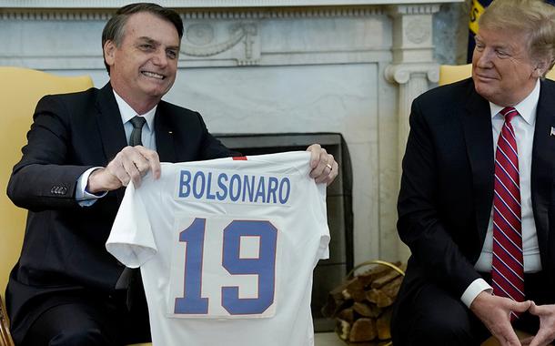 Presidente Jair Bolsonaro recebe camisa da seleção de futebol dos EUA do presidente norte-americano, Donald Trump, na Casa Branca