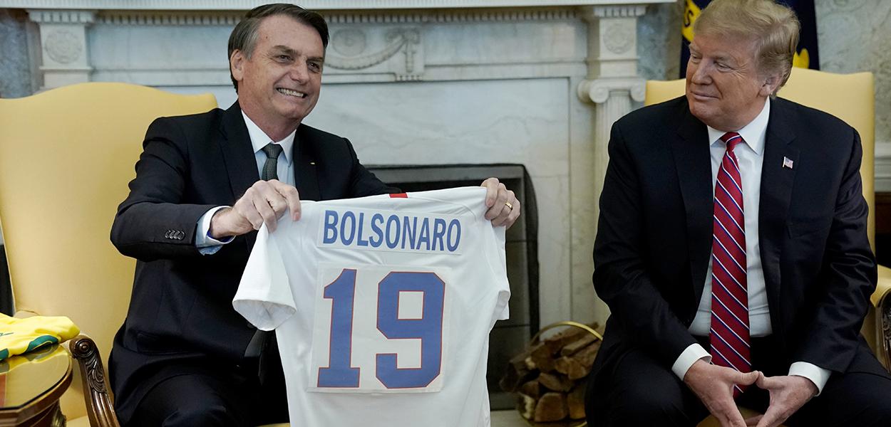 Presidente Jair Bolsonaro recebe camisa da seleção de futebol dos EUA do presidente norte-americano, Donald Trump, na Casa Branca