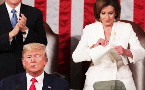 Donald Trump e Nancy Pelosi: cena foi o desfecho de um clima nada amistoso que começou assim que Trump chegou ao púlpito da Câmara