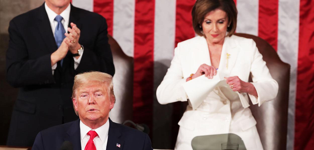 Nancy Pelosi rasga o discurso de Trump