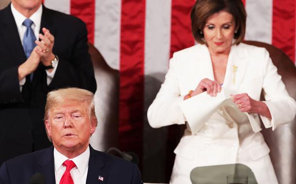 Nancy Pelosi rasga o discurso de Trump