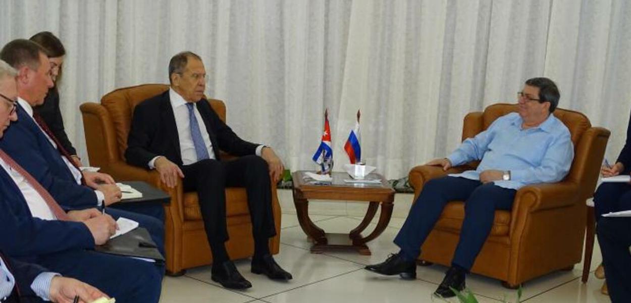 Os chanceleres Lavrov (Rússia) e Bruno Rodríguez (Cuba)