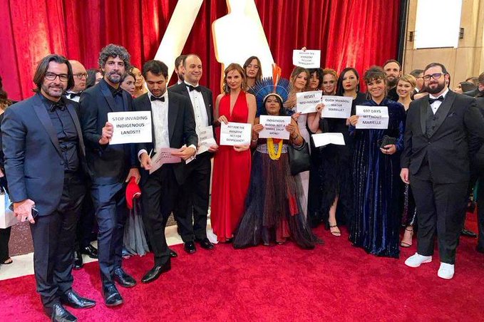 Equipe do Democracia em Vertigem protesta no Oscar