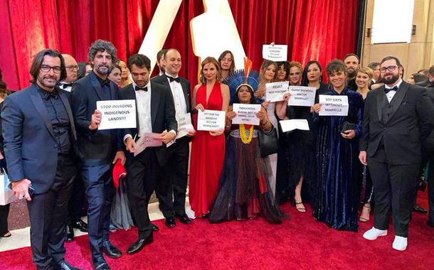 Equipe do Democracia em Vertigem protesta no Oscar