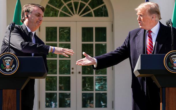 Presidente Jair Bolsonaro cumprimenta o presidente dos EUA, Donald Trump, durante encontro na Casa Branca