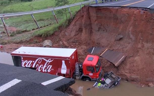 Chuva abre cratera na pista e 'engole' carro e caminhão em Júlio Mesquita