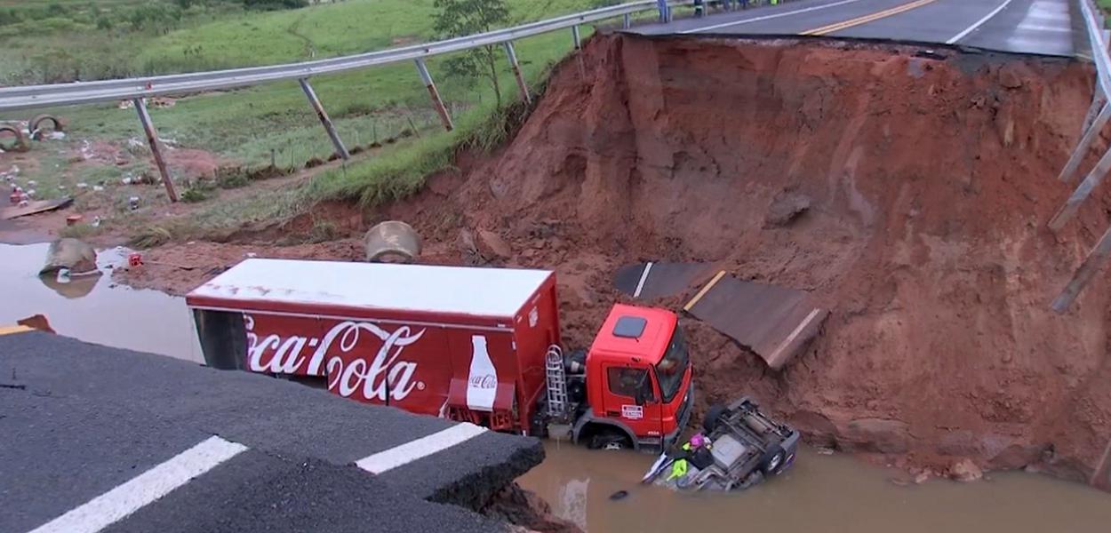 Chuva abre cratera na pista e 'engole' carro e caminhão em Júlio Mesquita