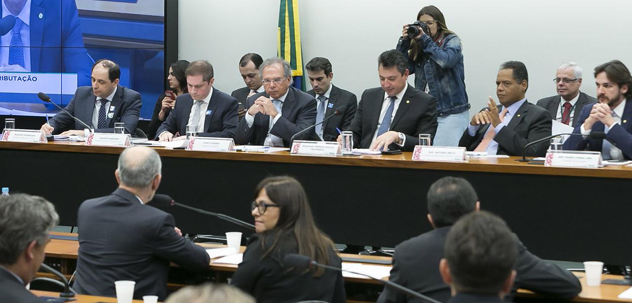 Ministro Paulo Guedes comparece à CMO para debater a reforma da previdência.
