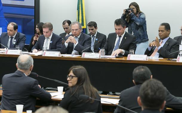 Ministro Paulo Guedes comparece à CMO para debater a reforma da previdência.