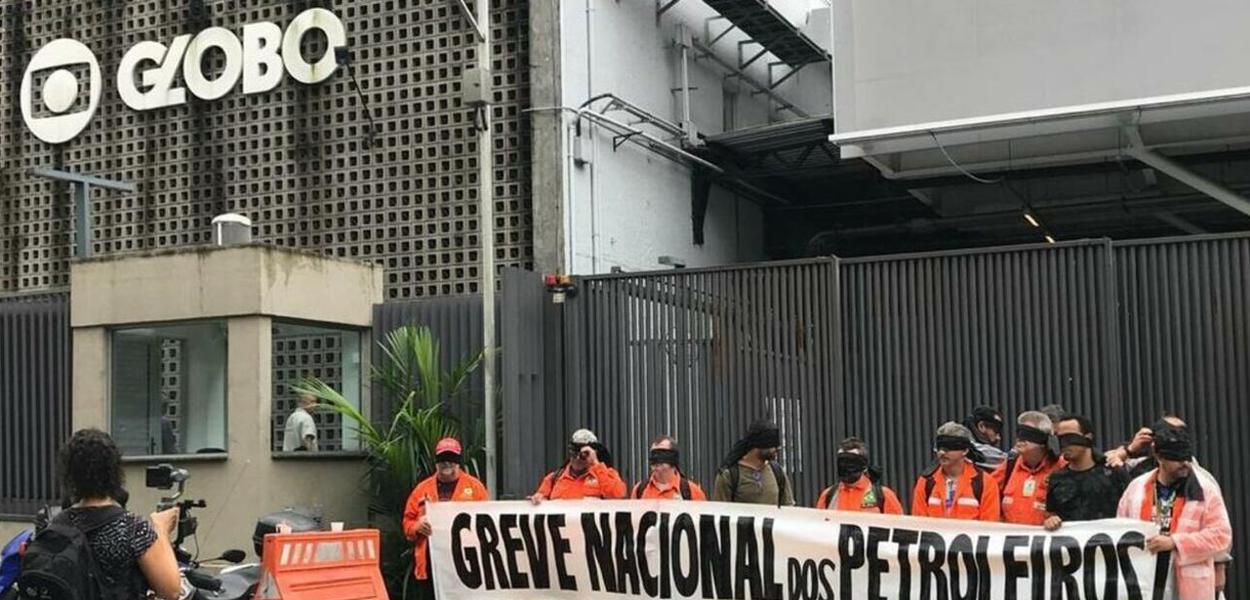 Grevistas fazem ato na porta da Globo