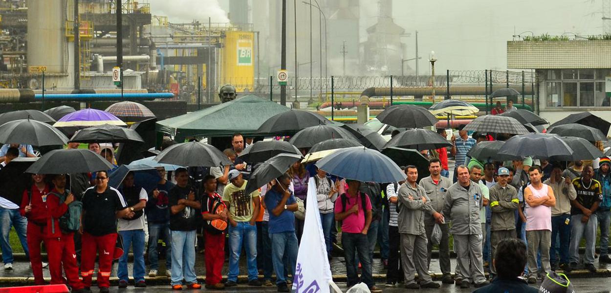 Grevistas fazem manifestação em frente a refinaria de Cubatão.