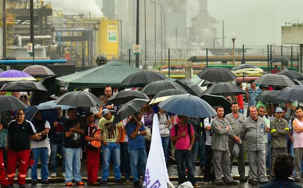 Grevistas fazem manifestação em frente a refinaria de Cubatão.