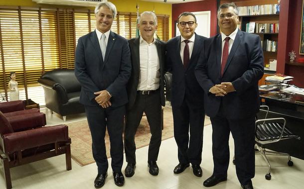 Flávio Dino é recebido na sede do PSB em Brasília