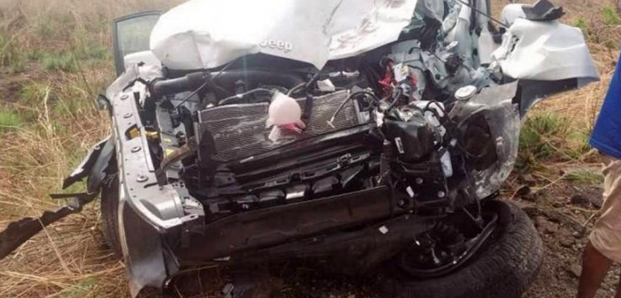 Carro com equipe de Mourão sofre acidente