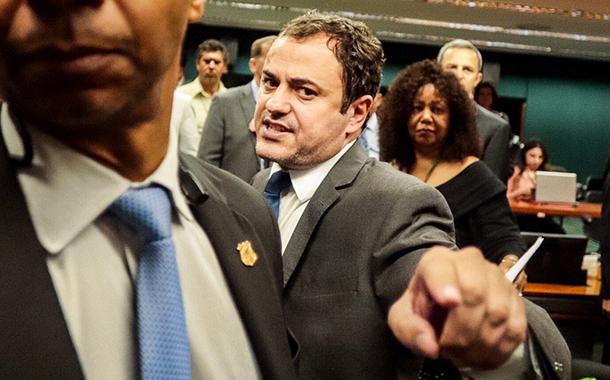 Glauber é denunciado ao Conselho de Ética.