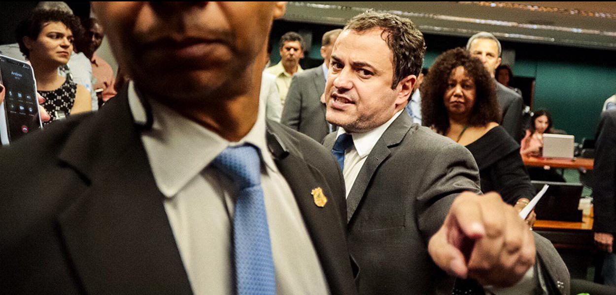 Glauber é denunciado ao Conselho de Ética.