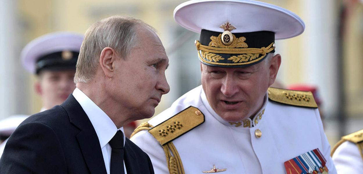 Chefe da Marinha da Rússia com Putin.