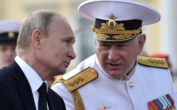 Chefe da Marinha da Rússia com Putin.