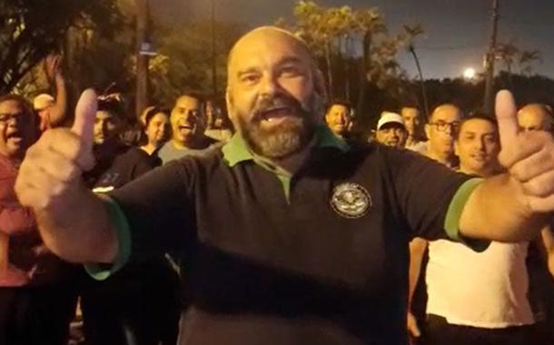 Presidente do Sindicam, Alexsandro Viviani, à frente dos caminhoneiros no Porto de Santos