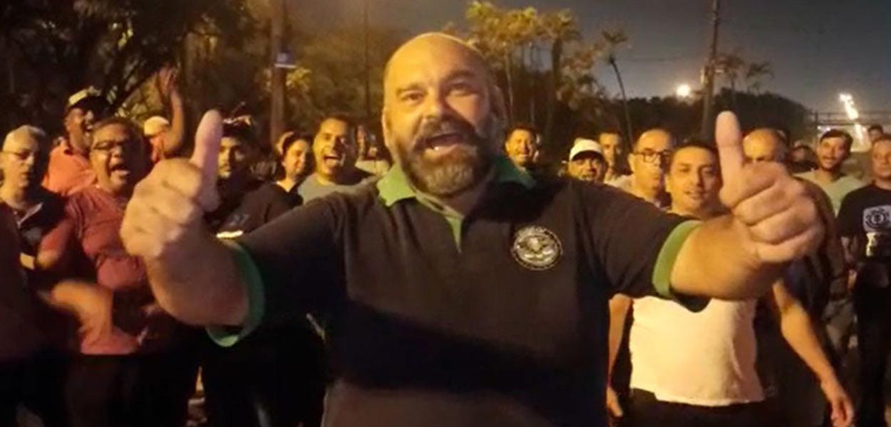 Presidente do Sindicam, Alexsandro Viviani, à frente dos caminhoneiros no Porto de Santos