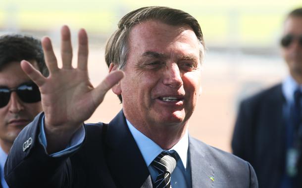 O presidente Jair Bolsonaro conversa com turistas no Palácio da Alvorada.