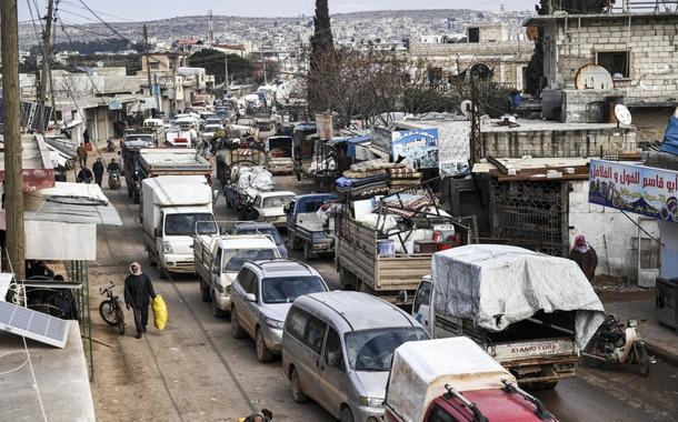 Civis fogem do norte de Idlib para encontrar um lugar seguro na Síria
