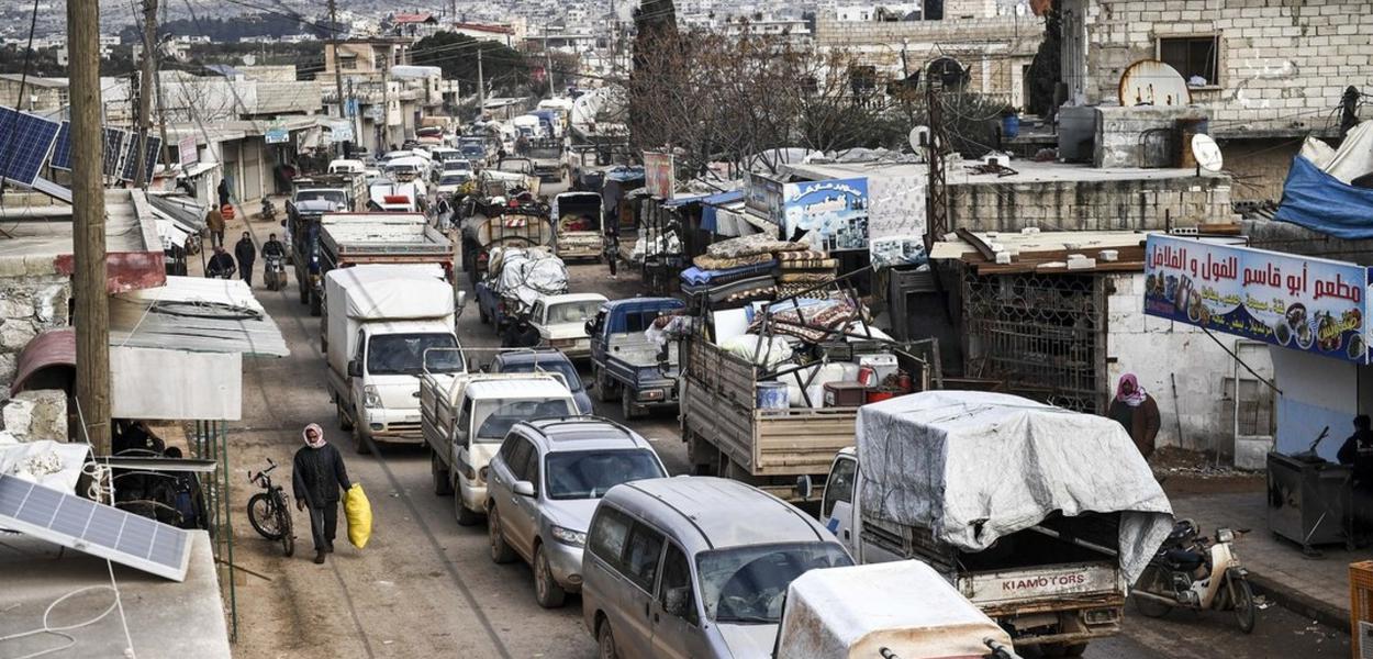Civis fogem do norte de Idlib para encontrar um lugar seguro na Síria
