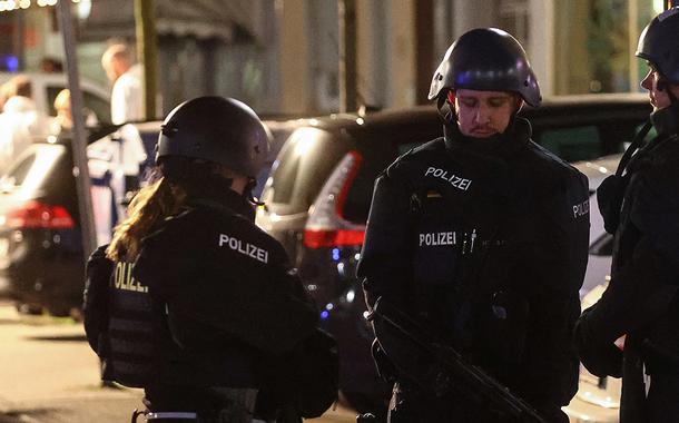 Policiais vigiam área após ataque a tiros em Hanau