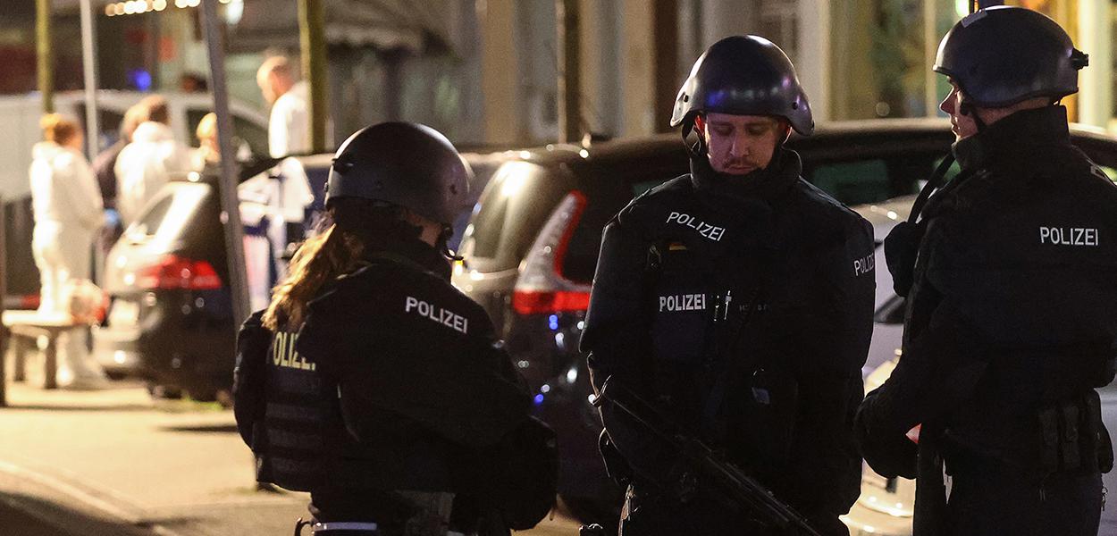 Policiais vigiam área após ataque a tiros em Hanau
