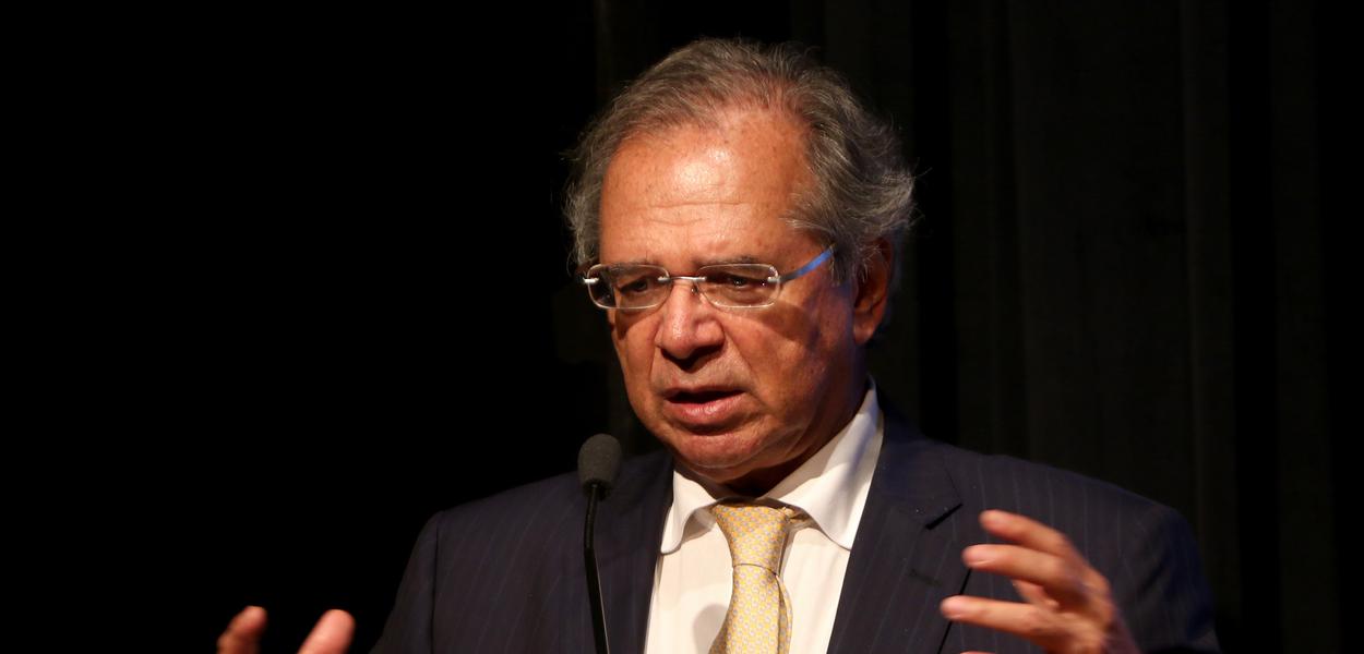 O ministro da Economia, Paulo Guedes, pede desculpas a empregadas domésticas