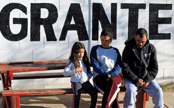 Imigrantes brasileiros deportados para o México aguardam por audiência em tribunal dos EUA