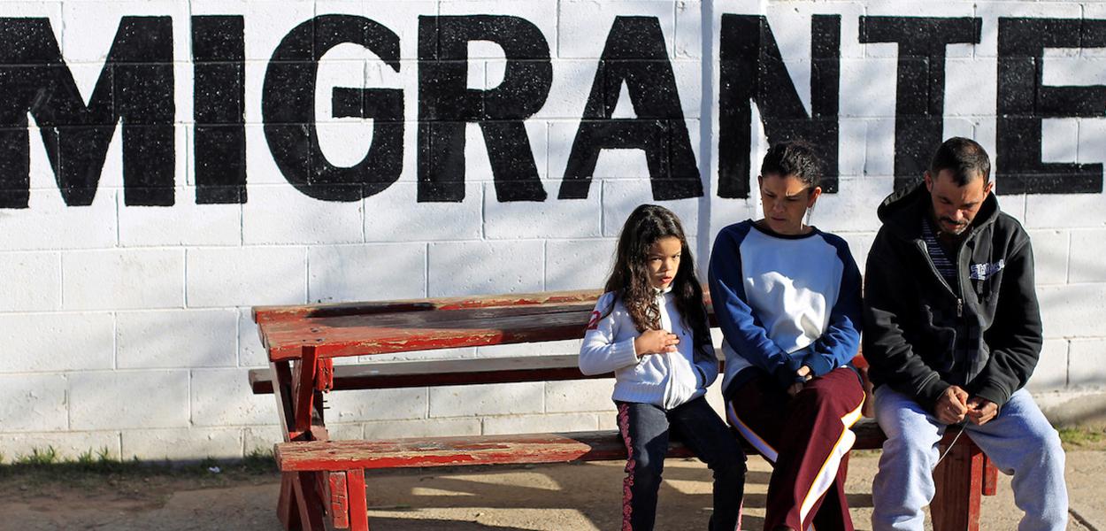 Imigrantes brasileiros deportados para o México aguardam por audiência em tribunal dos EUA